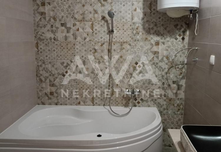 Apatin, Dvojna kuća 72 m2 plac 416 m2