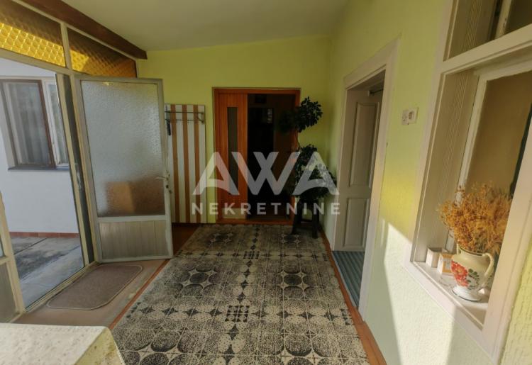 Apatin. Kuća 144m2, plac 5.6ar