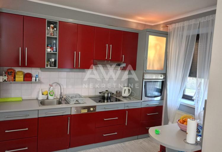 Apatin. Novija, nameštena, spratna kuća, 101m2