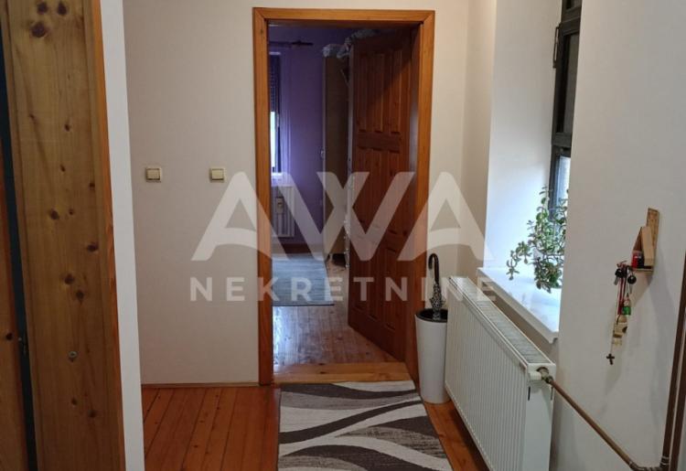 Apatin. Novija, nameštena, spratna kuća, 101m2