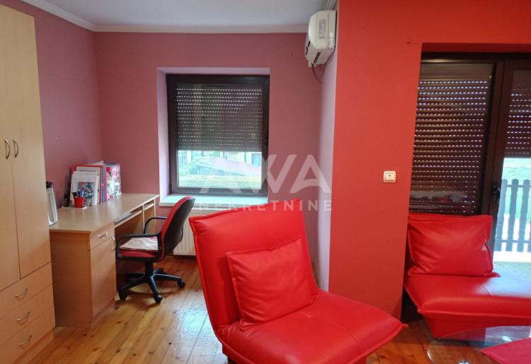 Apatin. Novija, nameštena, spratna kuća, 101m2