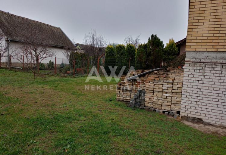 Apatin. Novija, nameštena, spratna kuća, 101m2