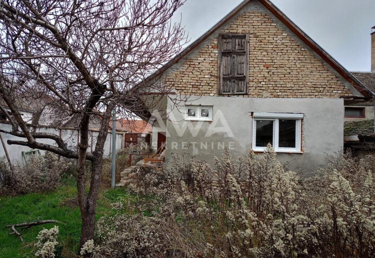 Apatin. Prizemna kuća 75m2, plac 805m2