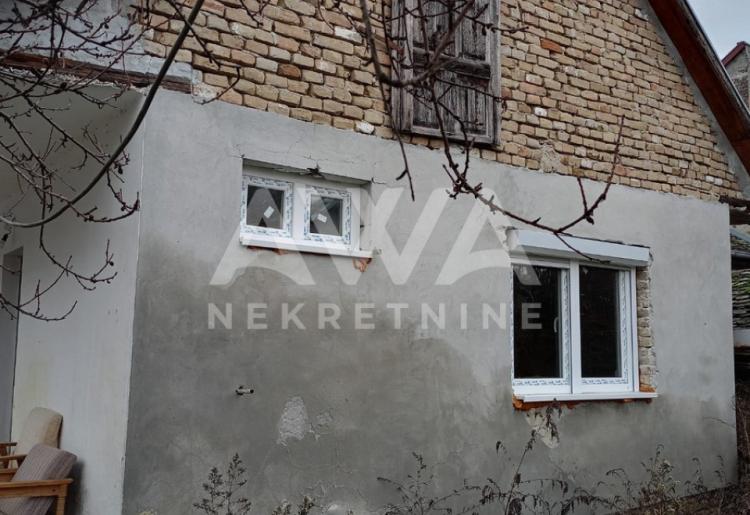 Apatin. Prizemna kuća 75m2, plac 805m2