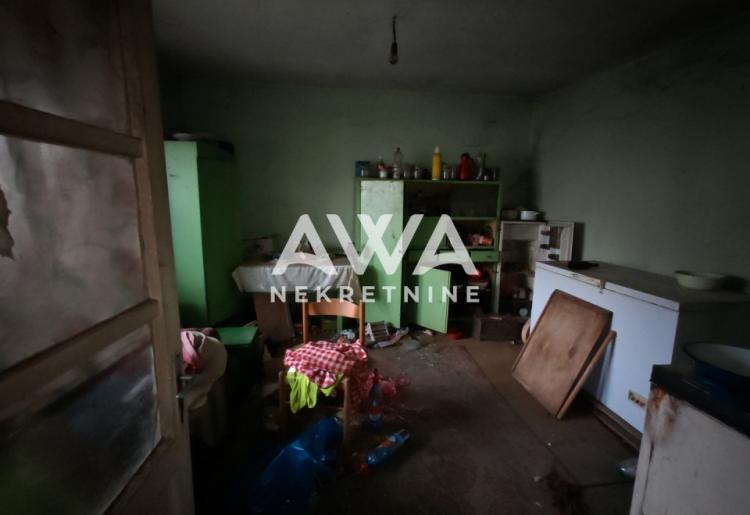 Kuća 229m2, plac 9ar za adaptaciju ili rušenje