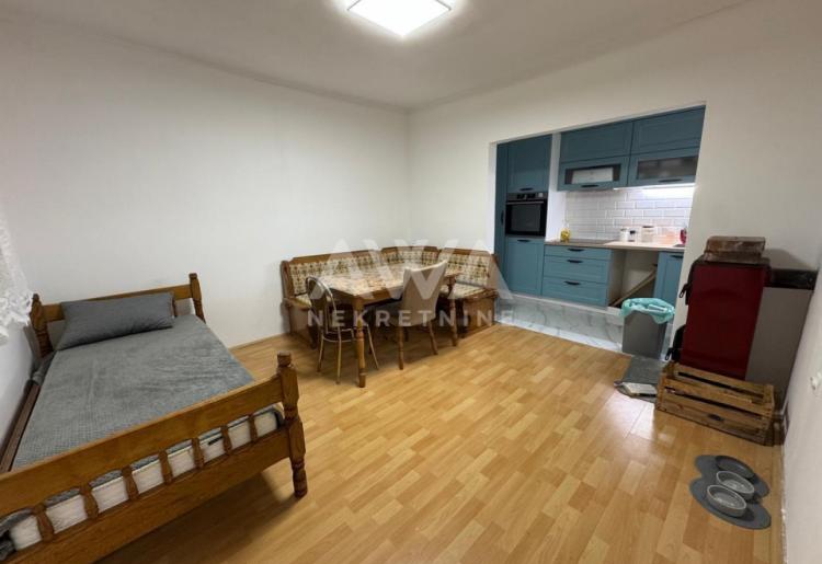 Apatin.  Prizemna, renovirana, nameštena  kuća 85m2, plac 639m2
