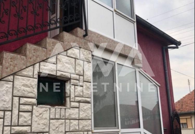 Prodaje se dvospratna kuća u Apatinu - dva posebna ulaza,uredjeno dvorište i drvena kućica