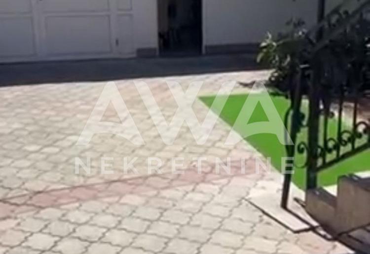 Prodaje se dvospratna kuća u Apatinu - dva posebna ulaza,uredjeno dvorište i drvena kućica