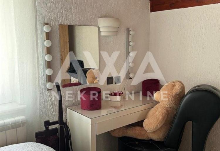 Prodaje se dvospratna kuća u Apatinu - dva posebna ulaza,uredjeno dvorište i drvena kućica