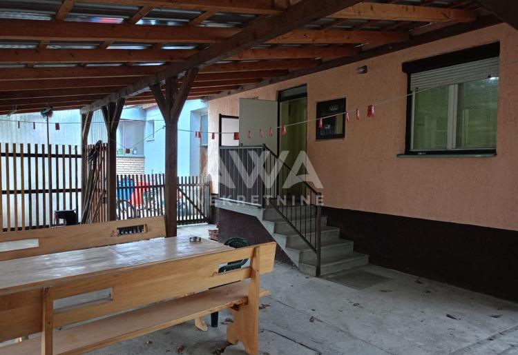 Apatin. Dvojna dvorišna kuća  površine 82 m².