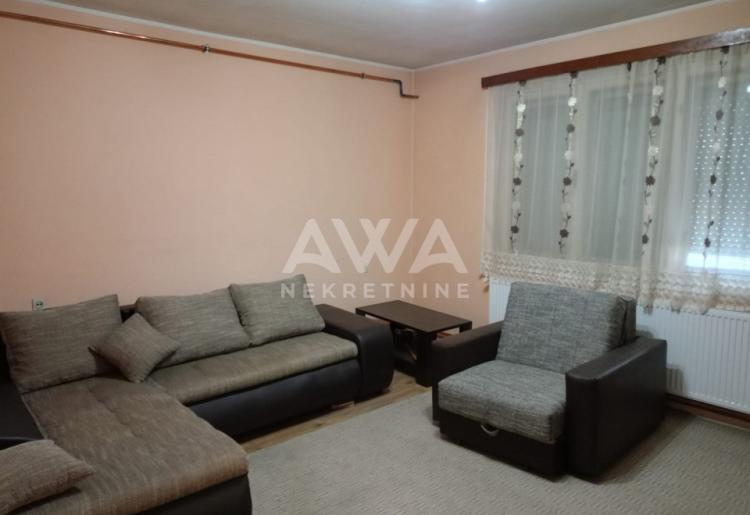 Apatin. Dvojna dvorišna kuća  površine 82 m².