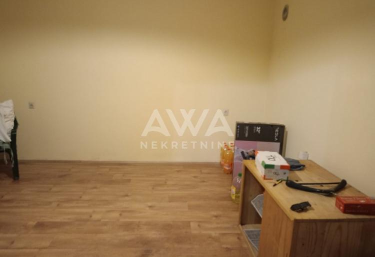 Apatin. Dvojna dvorišna kuća  površine 82 m².