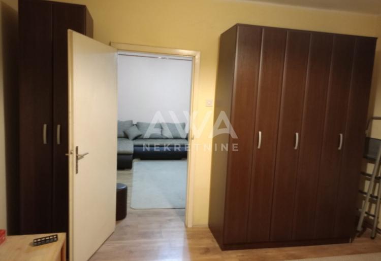 Apatin. Dvojna dvorišna kuća  površine 82 m².