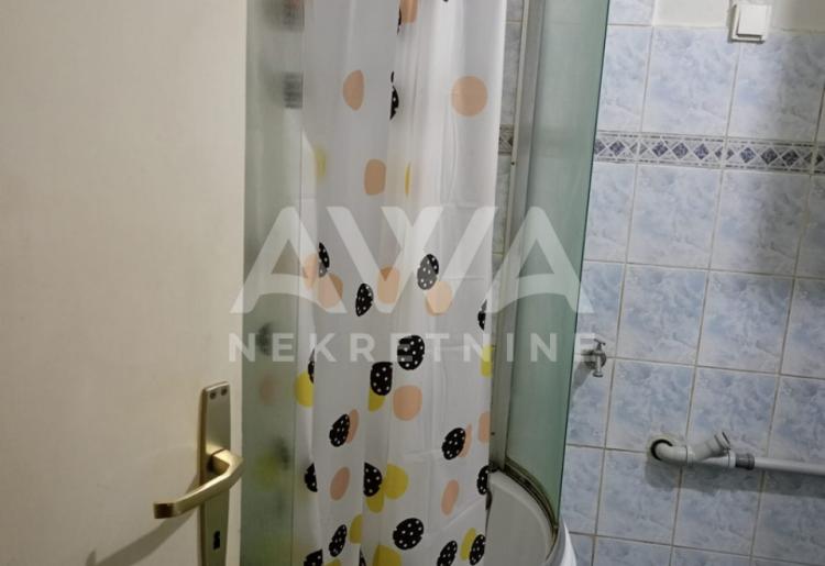 Apatin. Dvojna dvorišna kuća  površine 82 m².