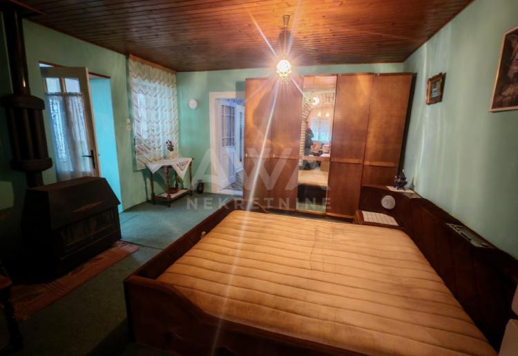 Prizemna nameštena kuća na prodaju u Sonti – useljiva, idealan plac