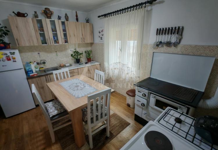 Prizemna nameštena kuća na prodaju u Sonti – useljiva, idealan plac