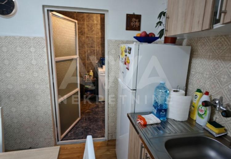 Prizemna nameštena kuća na prodaju u Sonti – useljiva, idealan plac