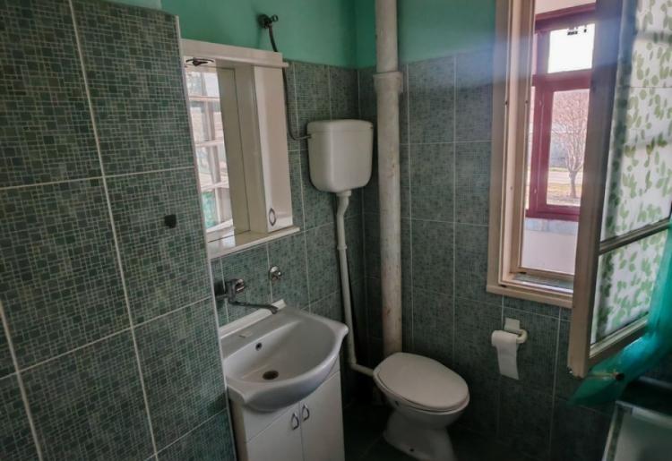 Renoviran dvosoban stan 57m² sa garažom – Apatin