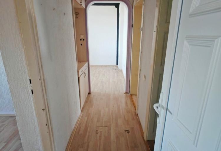 Renoviran dvosoban stan 57m² sa garažom – Apatin