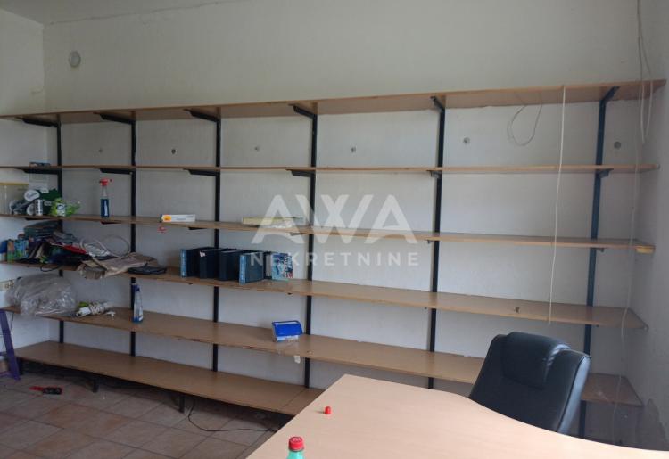 Na prodaju, kuća koja funkcioniše kao lokal, odnosno opremljena prodavnica u Prigrevici