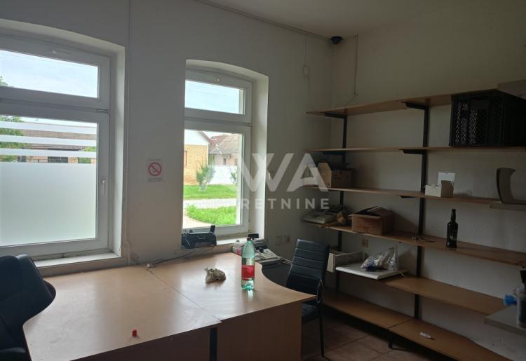 Na prodaju, kuća koja funkcioniše kao lokal, odnosno opremljena prodavnica u Prigrevici