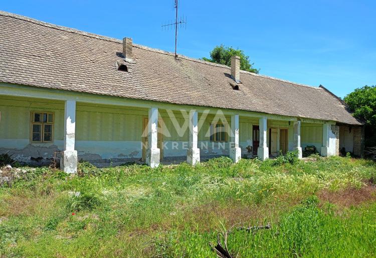 Veliki plac sa kućom za renoviranje ili rušenje, Kupusina – 186 m² (plac 20.14 ari)