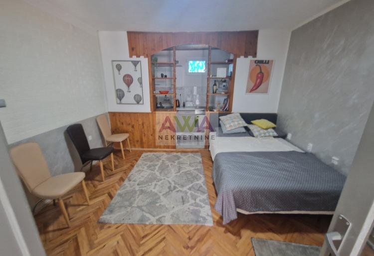 Apatin. Prodaje se prizemna kuća u Apatinu površine 138m2 na placu od 11ar