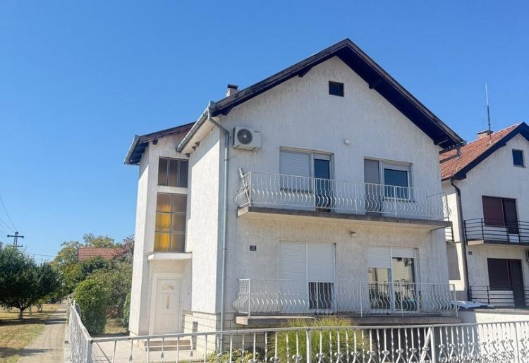 Spratna kuća – 174 m² u osnovi, plac 442 m²
