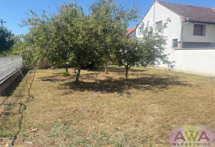 Spratna kuća – 174 m² u osnovi, plac 442 m²