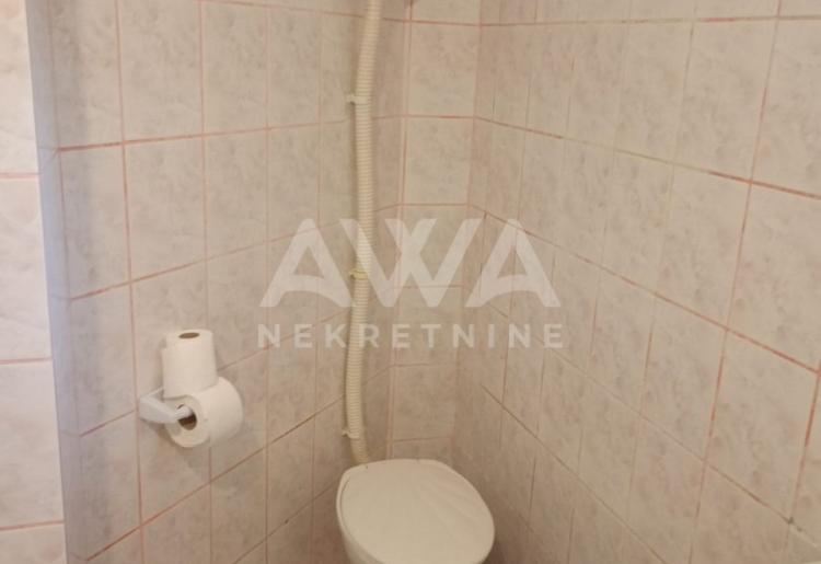Prigrevica – dvorišni stan 102 m² sa poslovnim prostorom u centru
