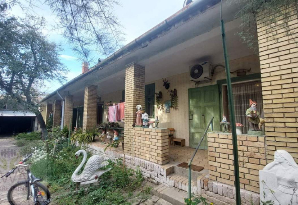 Apatin kuća sa dva stana, u centru na placu od 3070 m2