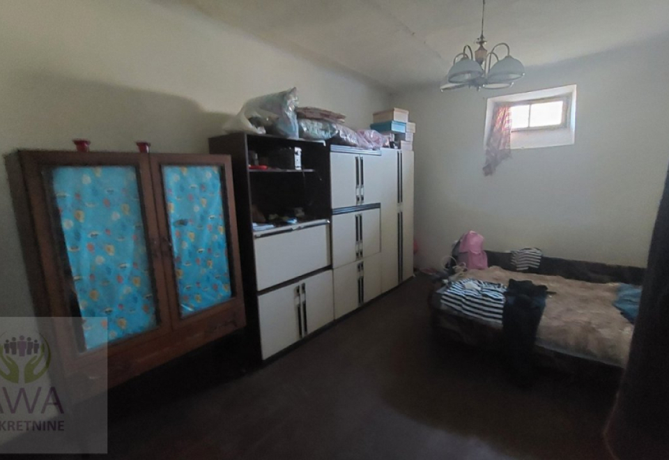 Apatin kuća sa dva stana, u centru na placu od 3070 m2