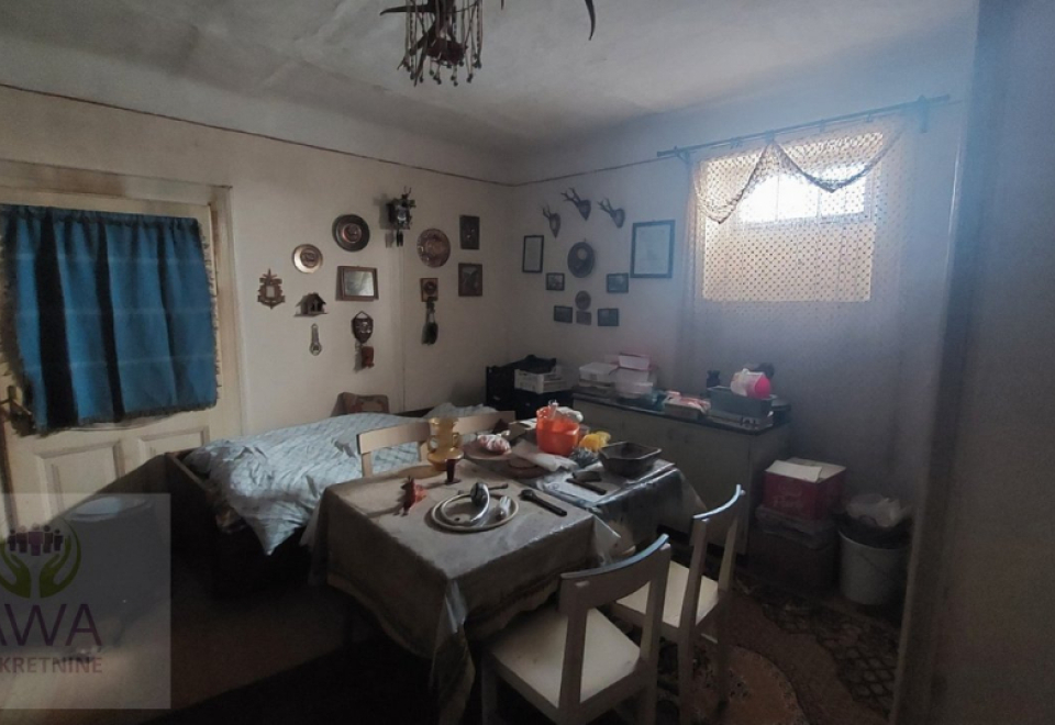 Apatin kuća sa dva stana, u širem centru na placu od 3070 m2