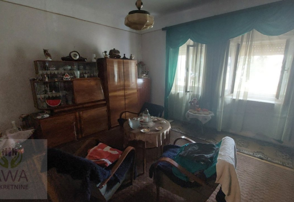 Apatin kuća sa dva stana, u širem centru na placu od 3070 m2