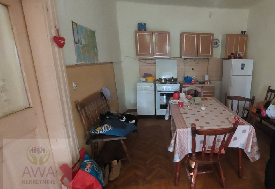 Apatin kuća sa dva stana, u širem centru na placu od 3070 m2