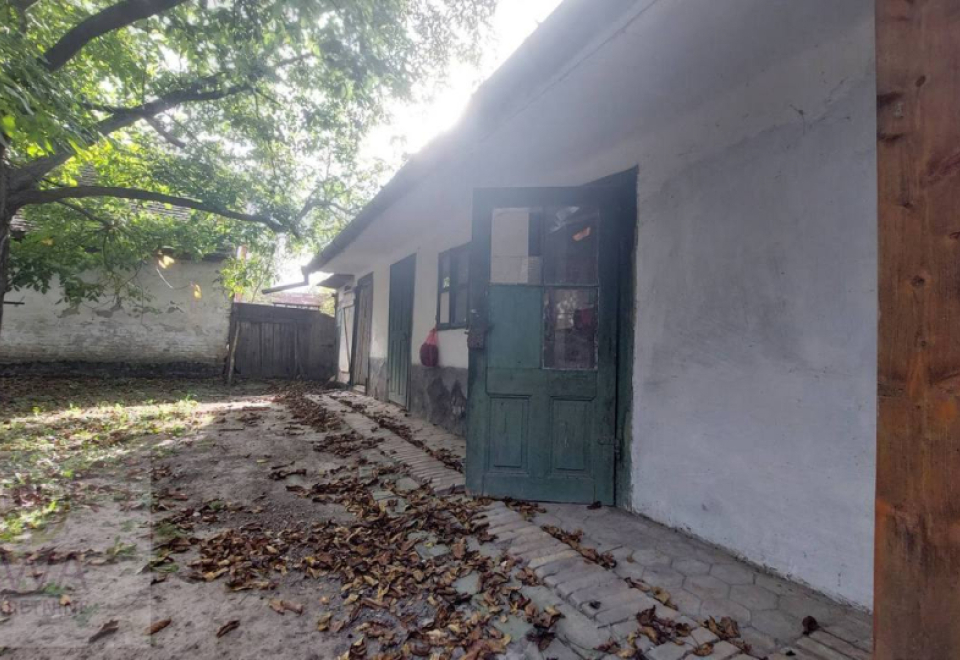 Apatin kuća sa dva stana, u širem centru na placu od 3070 m2