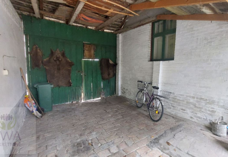 Apatin kuća sa dva stana, u širem centru na placu od 3070 m2