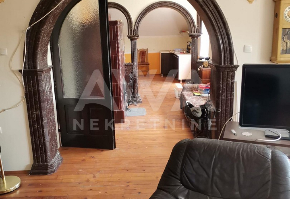 Kuća, na 3 etaže, 190m2 u osnovi