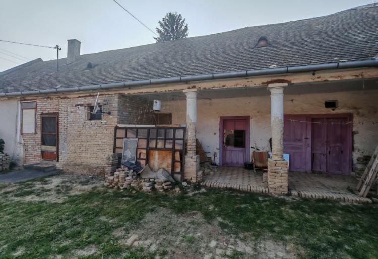 Svilojevo. Trosobna kuća, polurenovirana