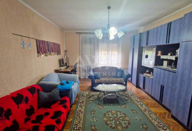 Apatin, Kuća spratnica 236 m2, plac 443 m2