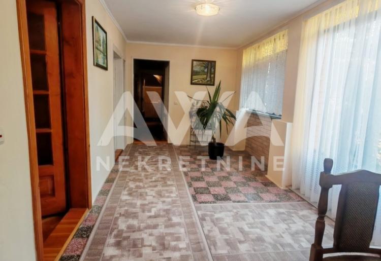 Sonta. Prizemna, renovirana, nameštena 126m2, plac 12ar