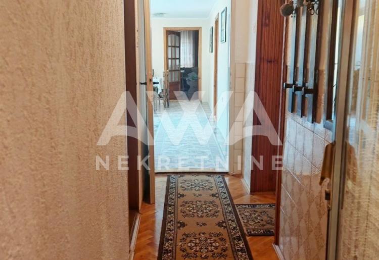 Sonta. Prizemna, renovirana, nameštena 126m2, plac 12ar