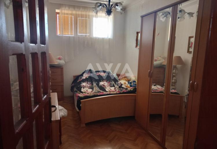 Apatin. Prizemna kuća 195m2, plac 43ar