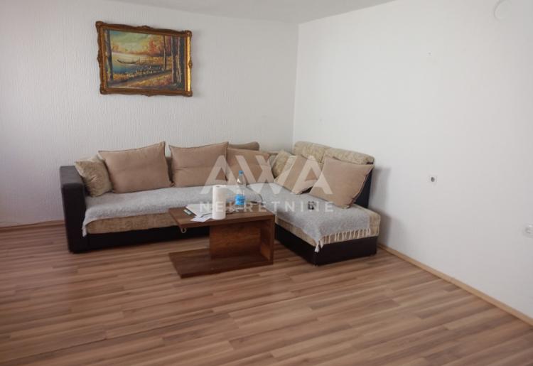 Apatin. Dve kuće, starija 81m2 i novija spratna 93m2 plac 438 m2