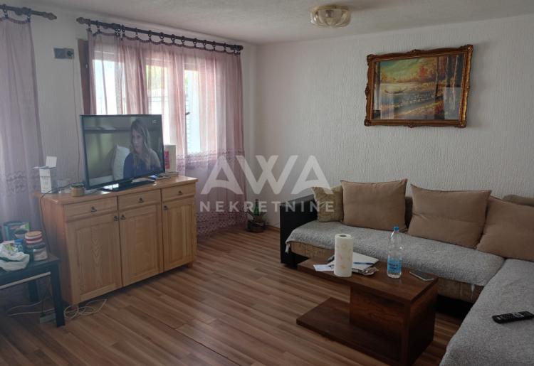 Apatin. Dve kuće, starija 81m2 i novija spratna 93m2 plac 438 m2