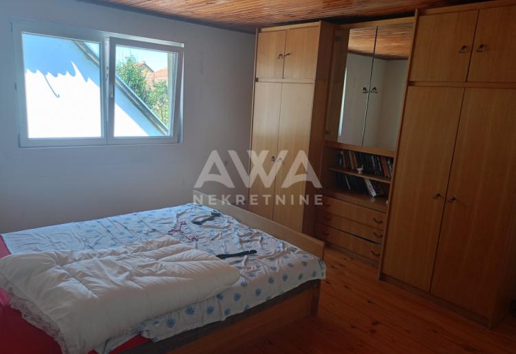 Apatin. Dve kuće, starija 81m2 i novija spratna 93m2 plac 438 m2