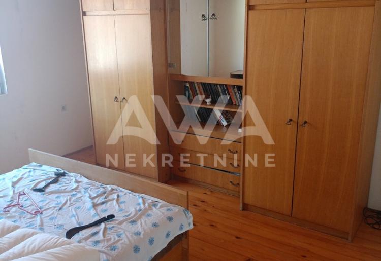 Apatin. Dve kuće, starija 81m2 i novija spratna 93m2 plac 438 m2