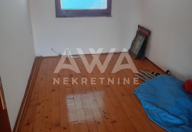 Apatin. Dve kuće, starija 81m2 i novija spratna 93m2 plac 438 m2