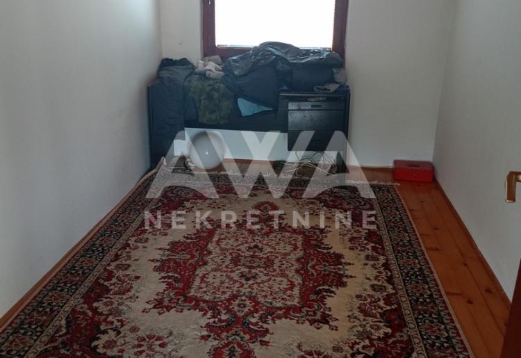 Apatin. Dve kuće, starija 81m2 i novija spratna 93m2 plac 438 m2