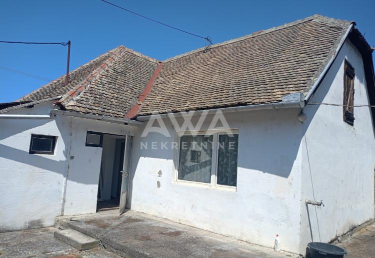 Apatin. Dve kuće, starija 81m2 i novija spratna 93m2 plac 438 m2